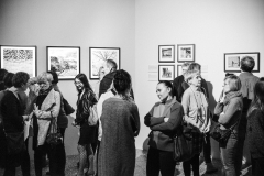 Uczestnicy wystawy „SANSARA Nepal” Wojciecha Moskwy. Zgromadzeni we wnętrzu Galerii Wieża Ciśnień w Koninie.