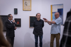 Po lewo Robert Brzęcki z mikrofonem, w środku Piotr Lutyński, po prawej Michał Kruszona z wyciągniętymi przed siebie rękami.
