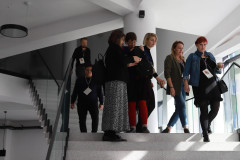 Grupa osób schodzi po schodach.