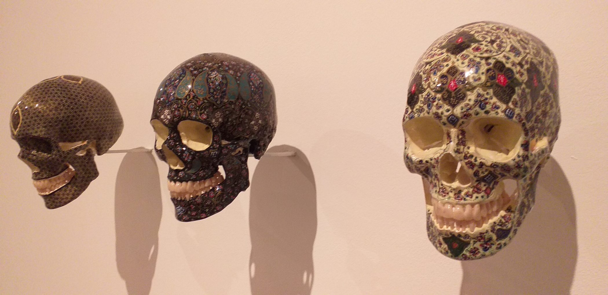Sciana z ekspozycją luzkich czaszek udekorowanych malowanymi zorami