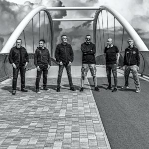 Na zdjęciu członkowie zespołu Strachy Na Lachy na tle wjazdu na most