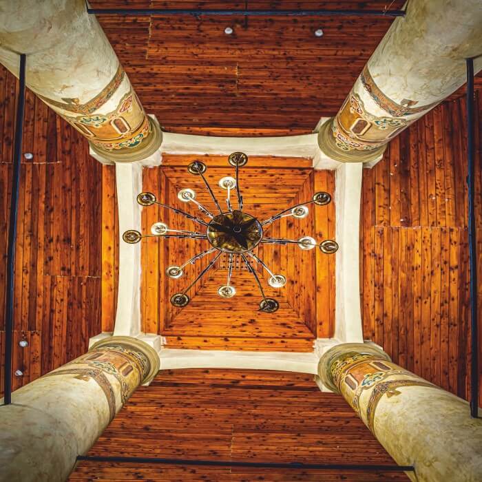 Zdjęcie wykonane z perspektywy żabiej, przedstawia sufit bimy w synagodze w Koninie