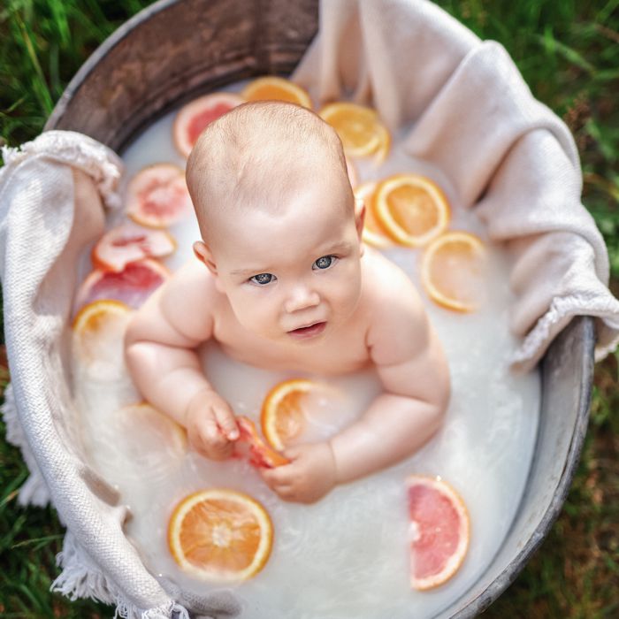 Na zdjęciu dziecko w wanience z pomarańczami