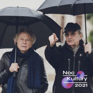 Na zdjęciu dwóch mężczyzn pod parasolami
